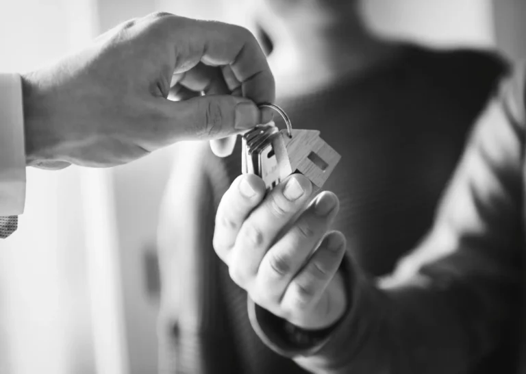 Derechos del inquilino frente al casero, llaves de la vivienda en la mano