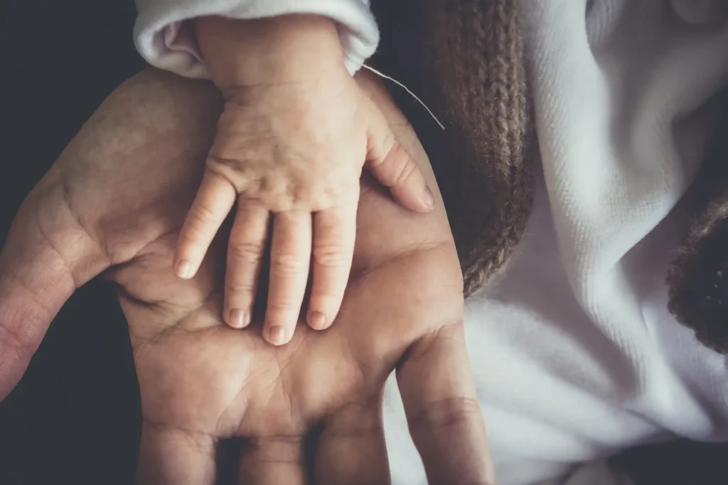 Reforma LOPIVI protección para niños y adolescentes frente a la violencia mano de hombre y un niño