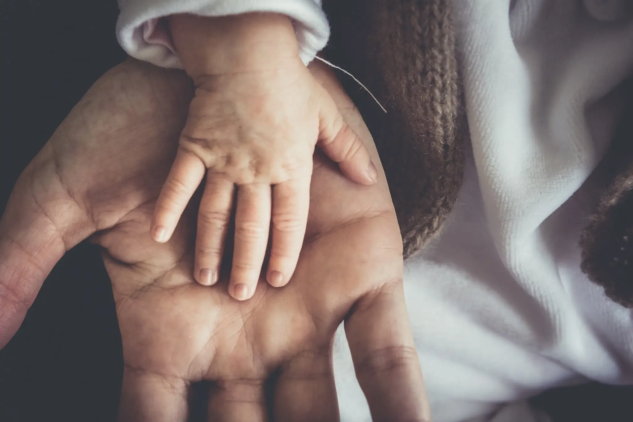 Reforma LOPIVI protección para niños y adolescentes frente a la violencia mano de hombre y un niño