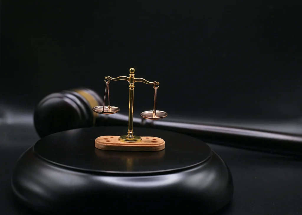 Balanza y mazo judicial en el despacho de abogados María Piñero Robledillo Alicante
