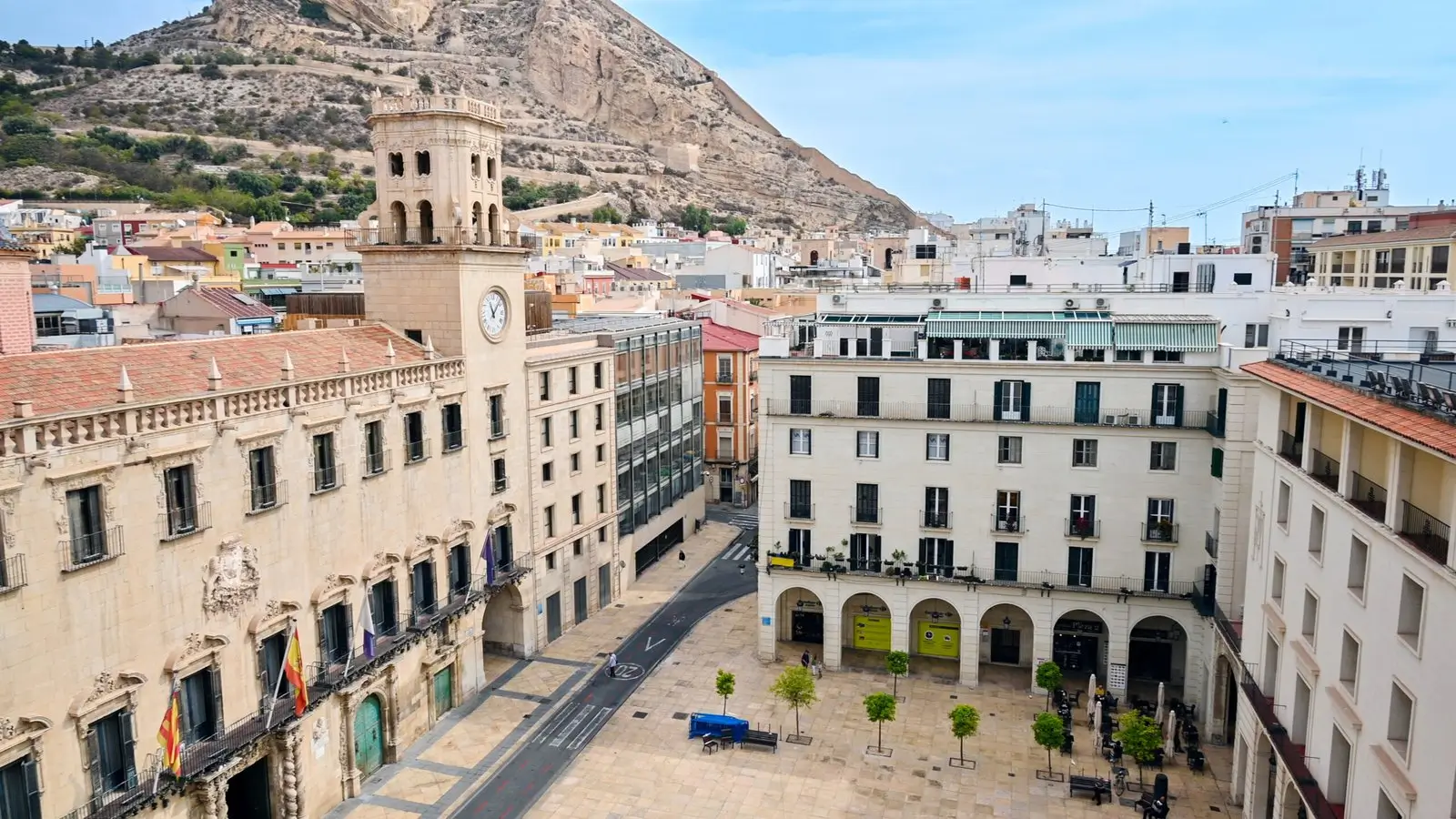 Vista del Ayuntamiento de Alicante en un artículo sobre devolución de plusvalía municipal en Alicante