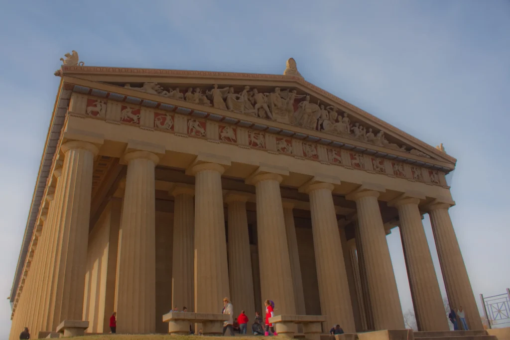 Derecho Civil representado con edificio institucional con columnas clásicas