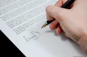 Renunciar a una herencia con deudas: firma de la escritura ante notario