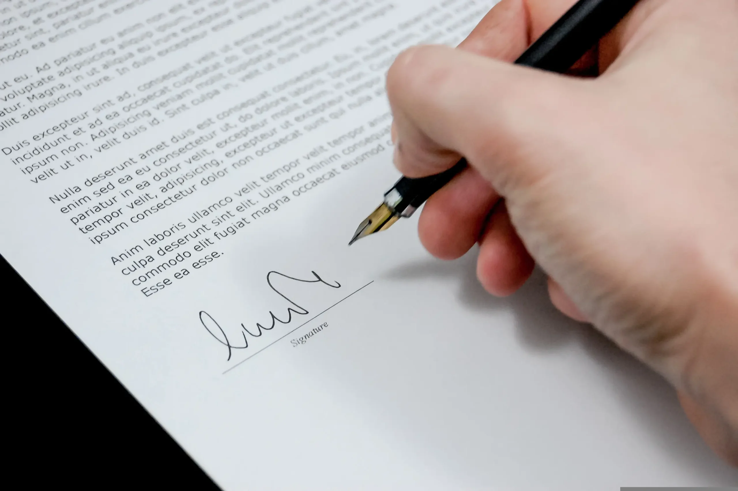 Renunciar a una herencia con deudas: firma de la escritura ante notario