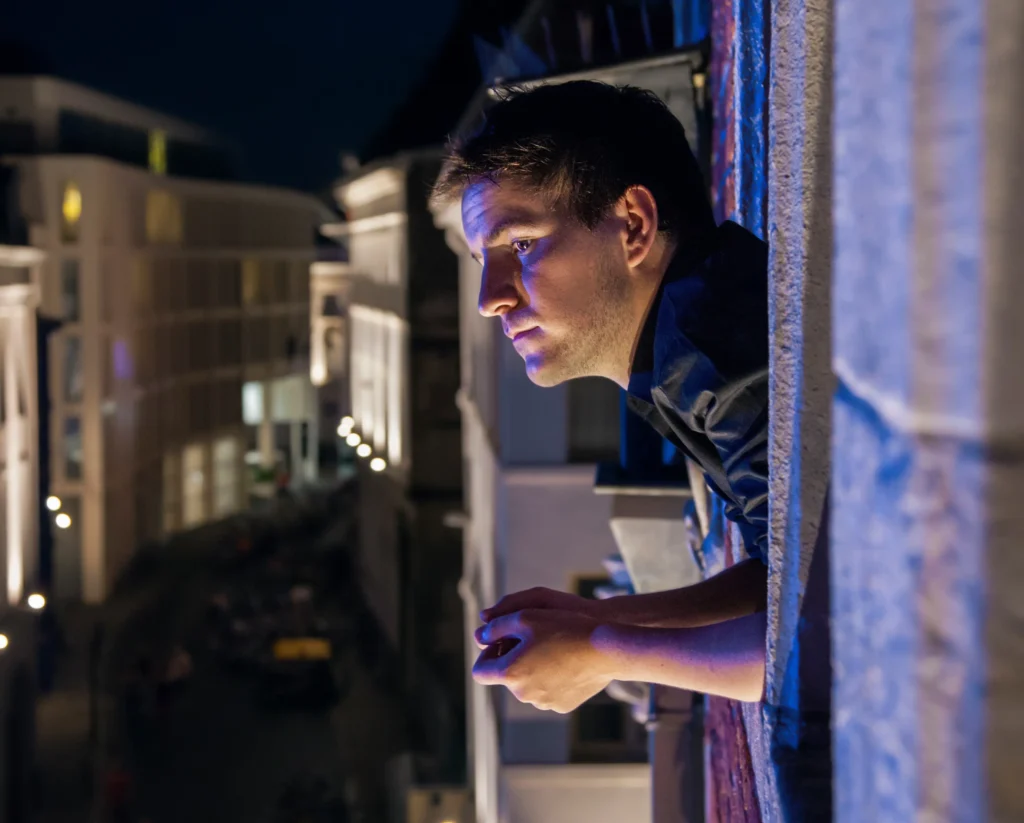Ruidos y conflictos con vecinos, vecino mirando por la ventana