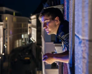 Ruidos y conflictos con vecinos, vecino mirando por la ventana