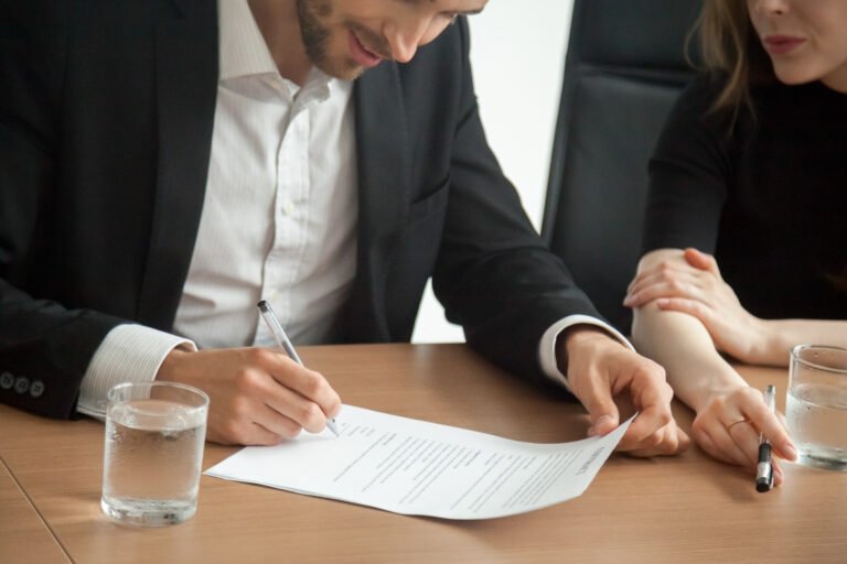 Persona firmando un contrato mercantil, ilustrando cuándo un impago es estafa según el Tribunal Supremo
